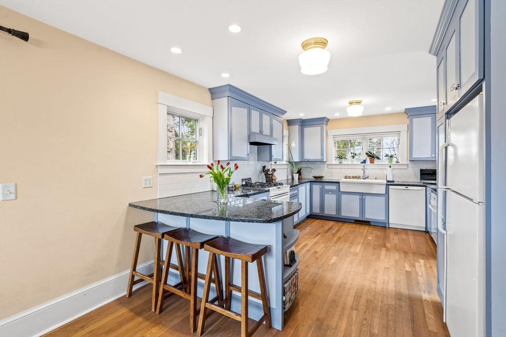3 bed, 2 bath apartment for rent at 16 Waldron Ct, Marblehead — photo 7 of 22