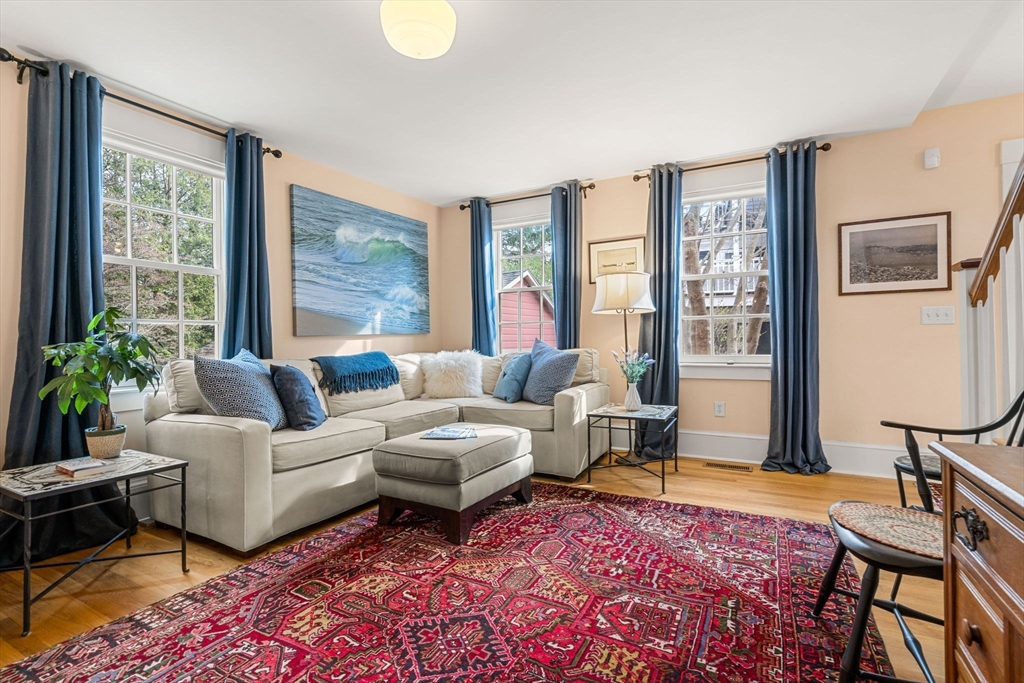 3 bed, 2 bath apartment for rent at 16 Waldron Ct, Marblehead — photo 4 of 22