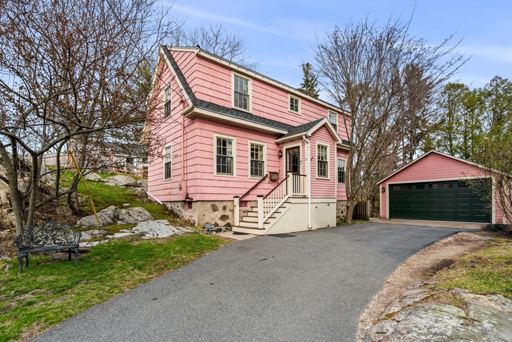 3 bed, 2 bath apartment for rent at 16 Waldron Ct, Marblehead — photo 1 of 22