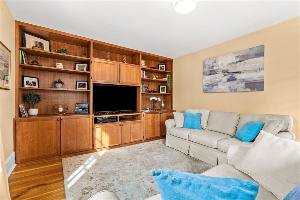 3 bed, 2 bath apartment for rent at 16 Waldron Ct, Marblehead — photo 2 of 22