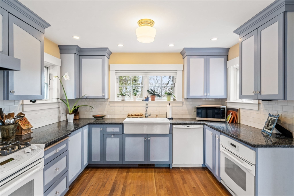3 bed, 2 bath apartment for rent at 16 Waldron Ct, Marblehead — photo 9 of 22
