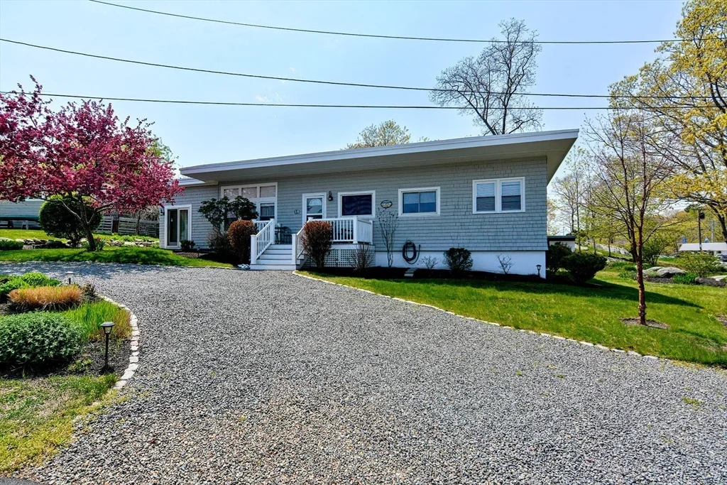 3 bed, 1 bath apartment for rent at 16 Warwick Rd Unit WINTER, East Gloucester