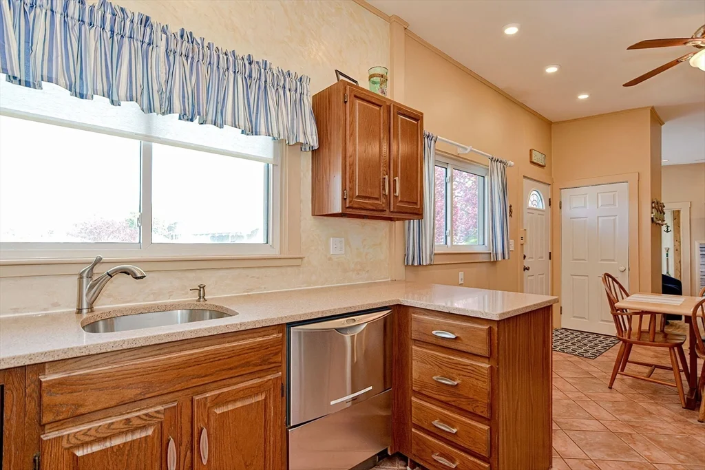 3 bed, 1 bath apartment for rent at 16 Warwick Rd Unit WINTER, East Gloucester — photo 15 of 25