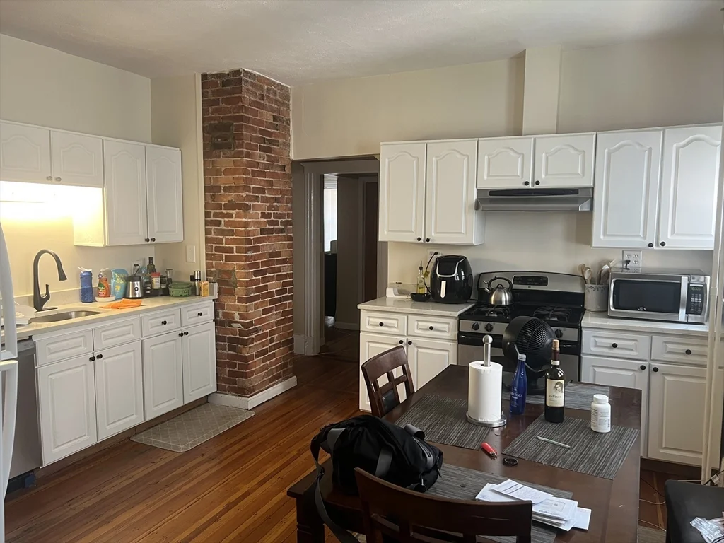 3 bed, 1 bath apartment for rent at 16 Wave Way Unit 1, Winthrop — photo 2 of 9