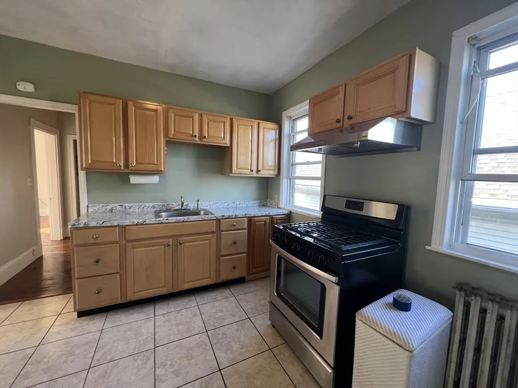 2 bed, 1 bath apartment for rent at 16 West Squantum St Unit 2, Quincy — photo 2 of 7