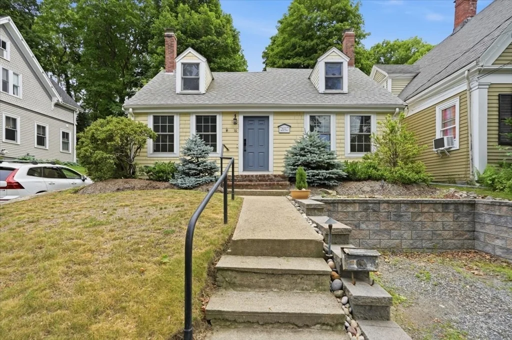 3 bed, 2 bath apartment for rent at 16 West St, Hingham — photo 1 of 27