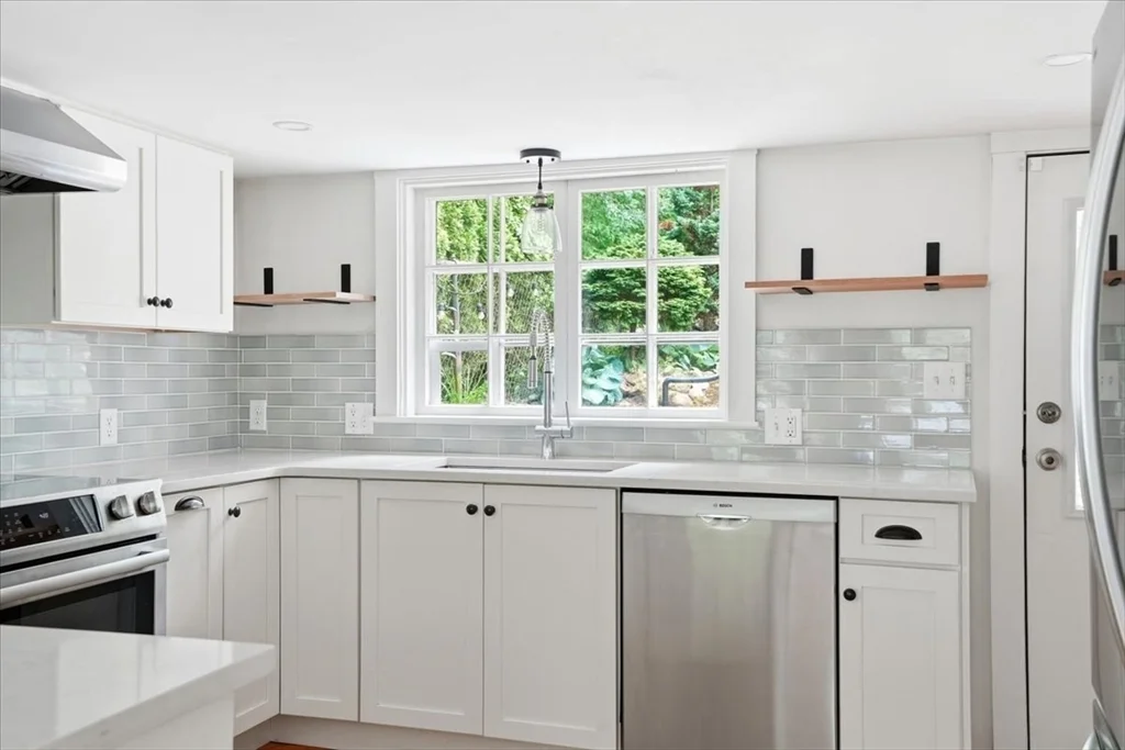 3 bed, 2 bath apartment for rent at 16 West St, Hingham — photo 3 of 27