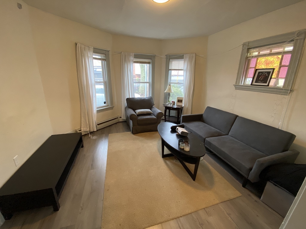 3 bed, 1 bath apartment for rent at 16 White St Pl Unit 1, Spring Hill — photo 2 of 11