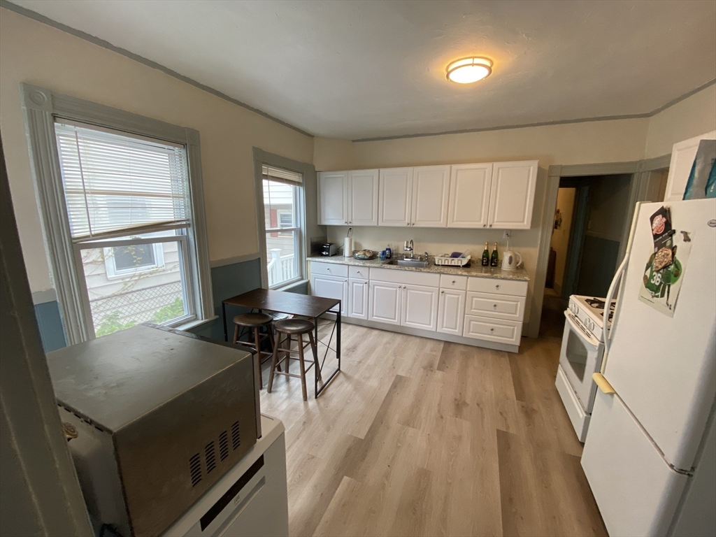 3 bed, 1 bath apartment for rent at 16 White St Pl Unit 1, Spring Hill — photo 5 of 11
