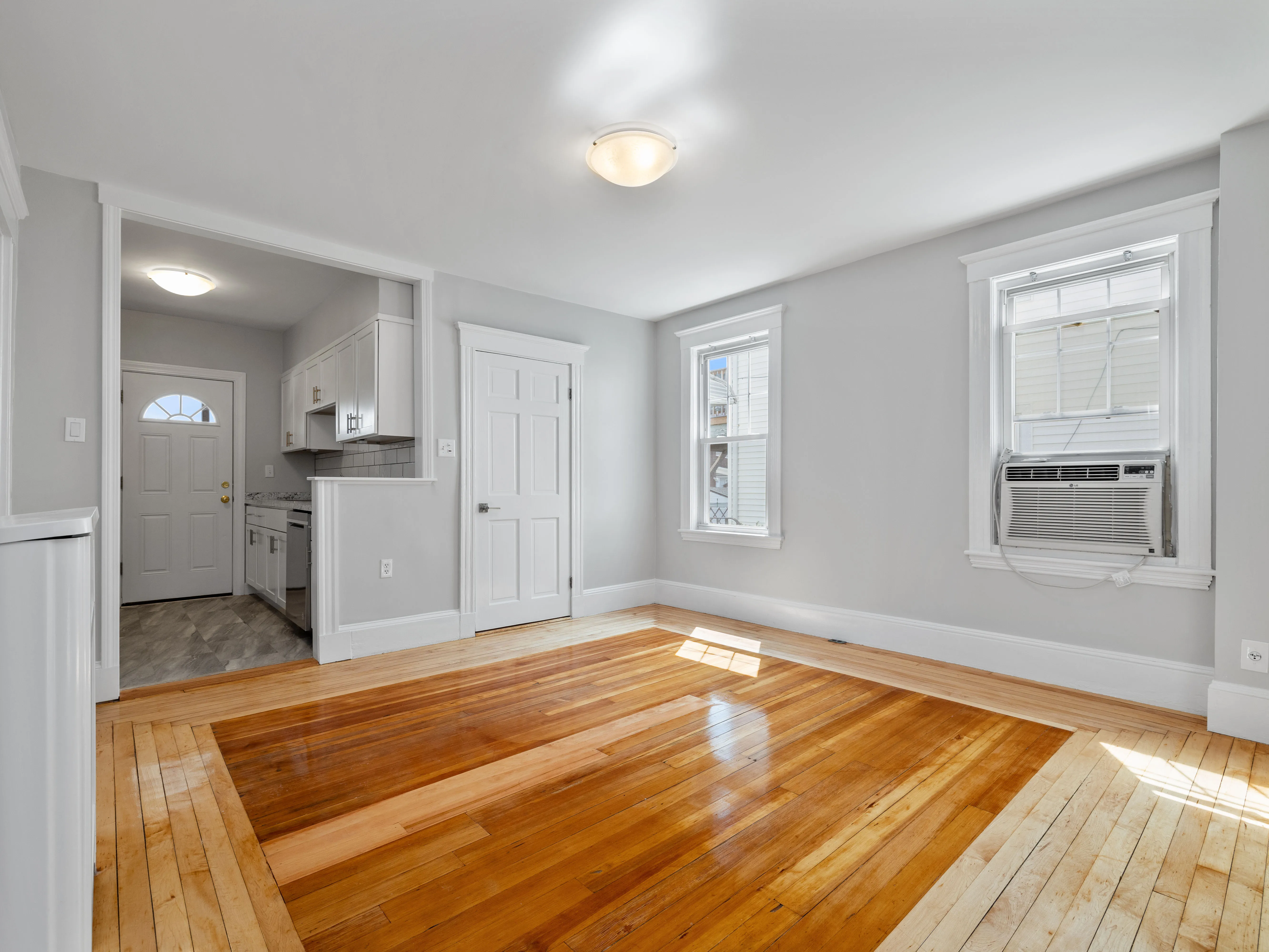 4 bed, 1 bath apartment for rent at 16 Windsor Rd Unit 16#1, South Medford — photo 2 of 7