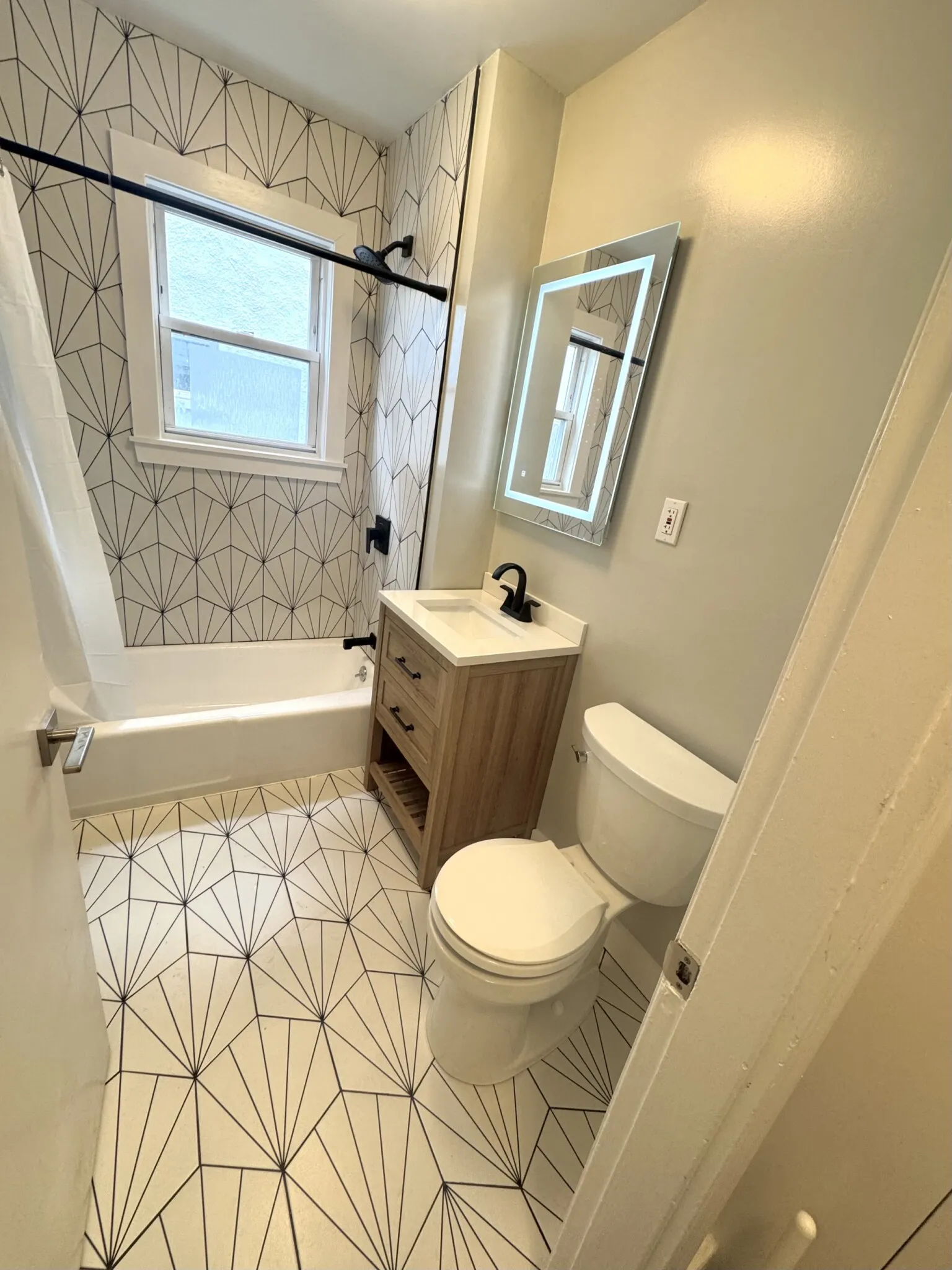 4 bed, 1 bath apartment for rent at 16 Windsor Rd Unit 1A, South Medford — photo 7 of 10