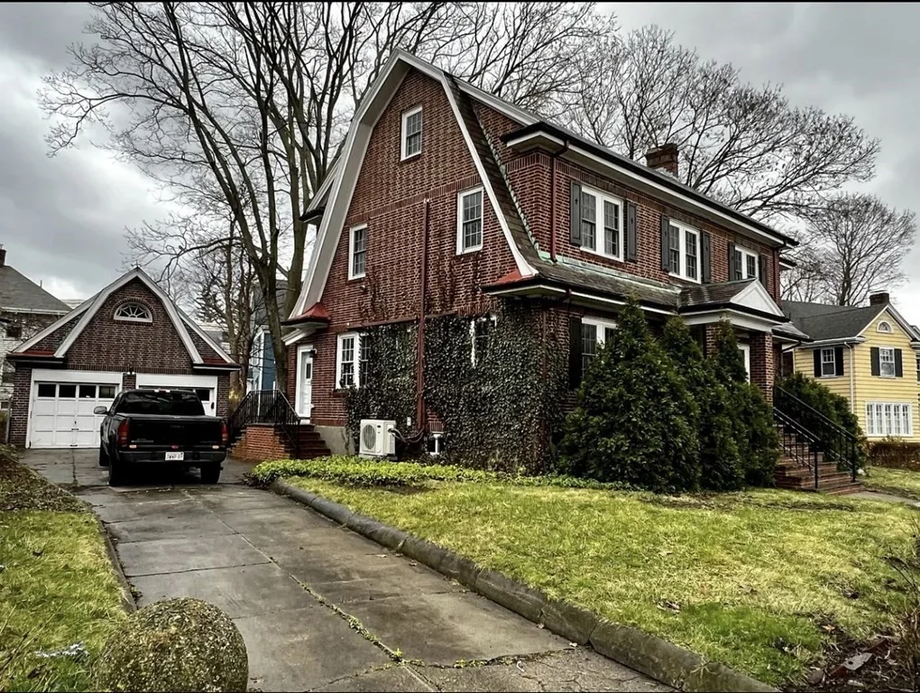 6 bed, 3.5 bath apartment for rent at 160 Arborway Unit 160, Jamaica Plain — photo 2 of 33