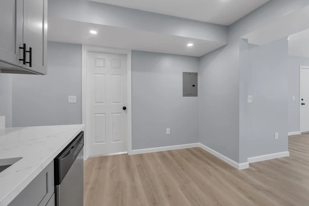 4 bed, 2 bath apartment for rent at 160 Chathm Unit 0, Providence — photo 6 of 25