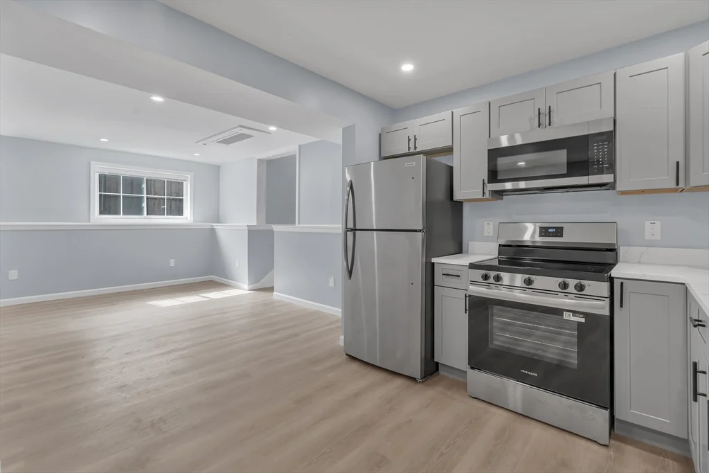 4 bed, 2 bath apartment for rent at 160 Chathm Unit 0, Providence — photo 8 of 25