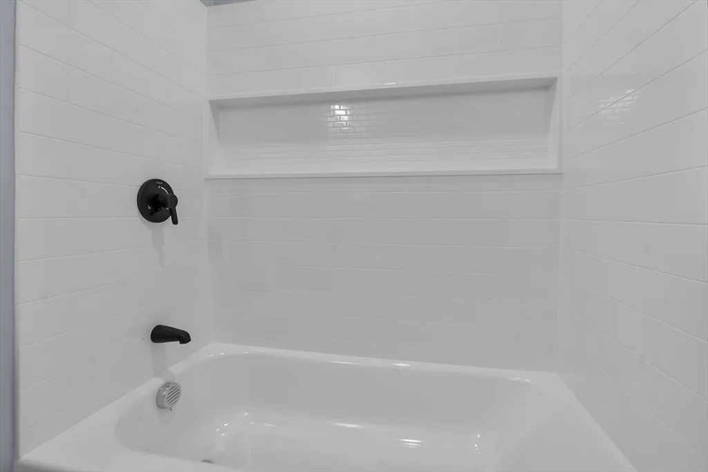 4 bed, 2 bath apartment for rent at 160 Chathm Unit 0, Providence — photo 18 of 25
