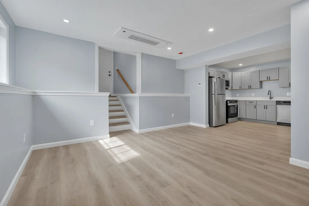 4 bed, 2 bath apartment for rent at 160 Chathm Unit 0, Providence — photo 4 of 25