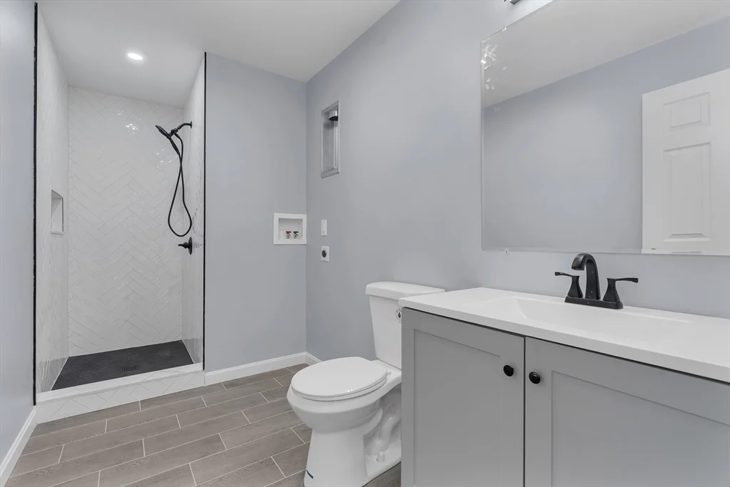 4 bed, 2 bath apartment for rent at 160 Chathm Unit 2, Providence — photo 17 of 21