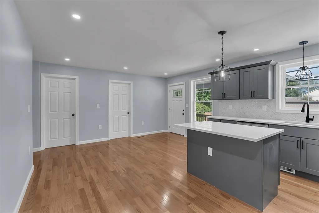 4 bed, 2 bath apartment for rent at 160 Chathm Unit 2, Providence — photo 5 of 21