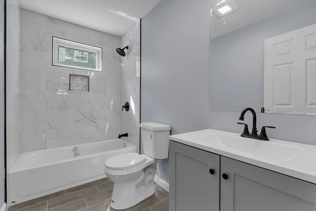 4 bed, 2 bath apartment for rent at 160 Chathm Unit 2, Providence — photo 12 of 21