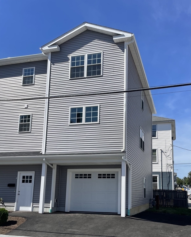 3 bed, 2 bath apartment for rent at 160 Franklin St Unit 1, Fall River — photo 2 of 31