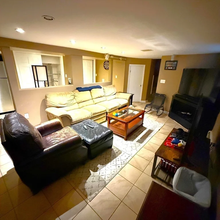 3 bed, 1 bath apartment for rent at 160 L St Unit 1, South Boston — photo 6 of 14