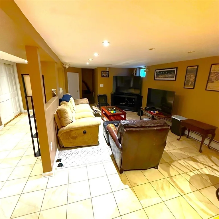 3 bed, 1 bath apartment for rent at 160 L St Unit 1, South Boston — photo 4 of 14