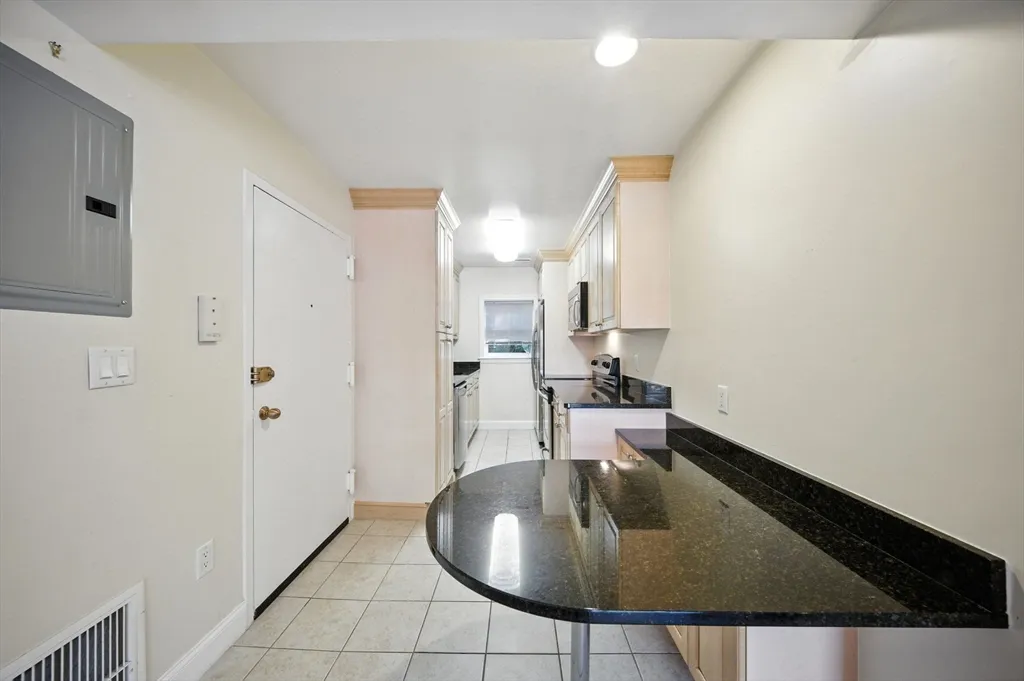 3 bed, 2 bath apartment for rent at 160 Newton St Unit 2, Brighton — photo 6 of 12