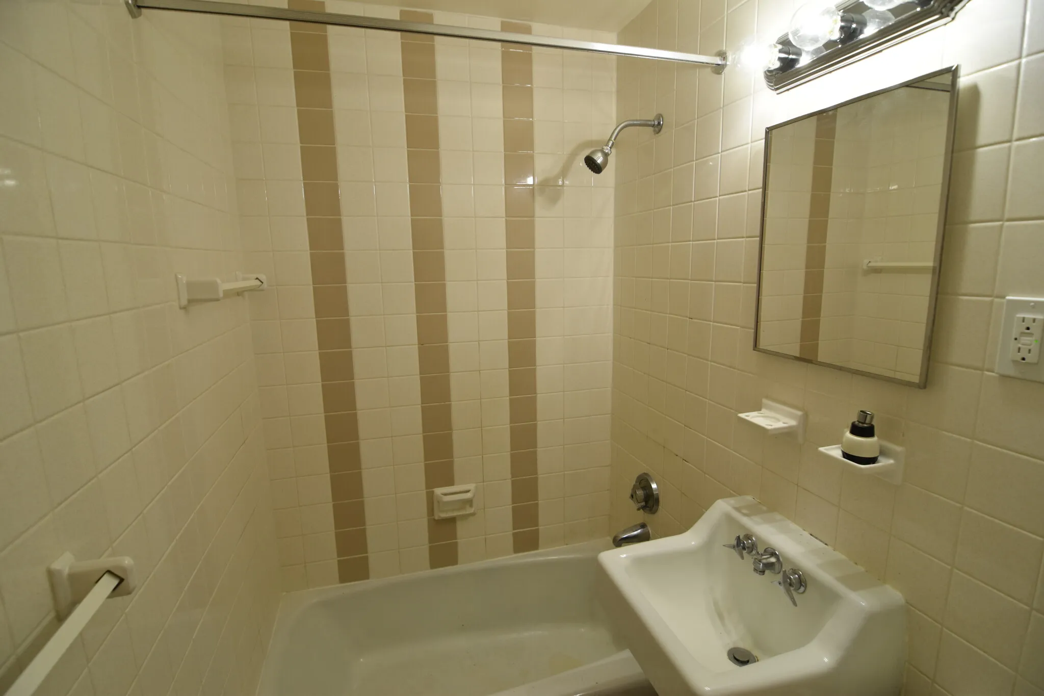 1 bed, 1 bath apartment for rent at 160 North Beacon St Unit 11, Brighton — photo 6 of 7