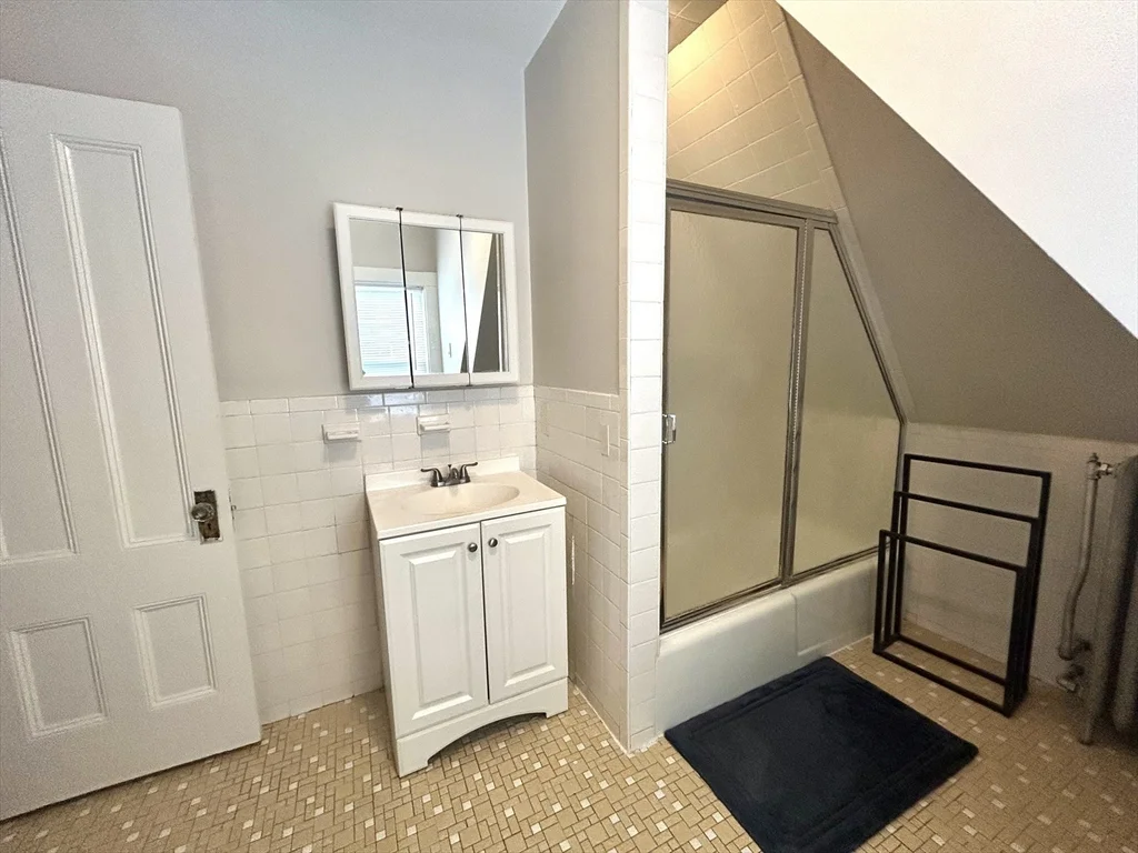 4 bed, 2 bath apartment for rent at 1601 Centre St Unit -, Newton — photo 22 of 23