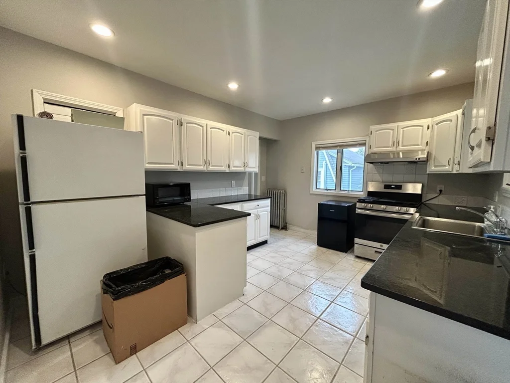 4 bed, 2 bath apartment for rent at 1601 Centre St Unit -, Newton — photo 6 of 23