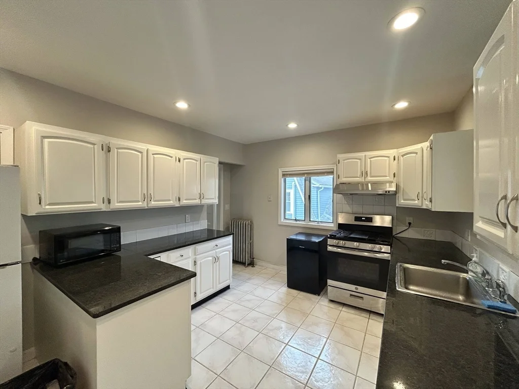 4 bed, 2 bath apartment for rent at 1601 Centre St Unit -, Newton — photo 3 of 23