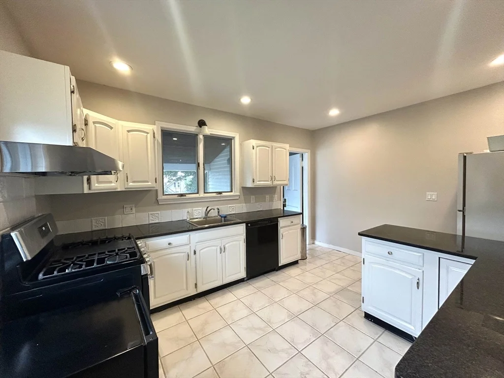4 bed, 2 bath apartment for rent at 1601 Centre St Unit -, Newton — photo 2 of 23