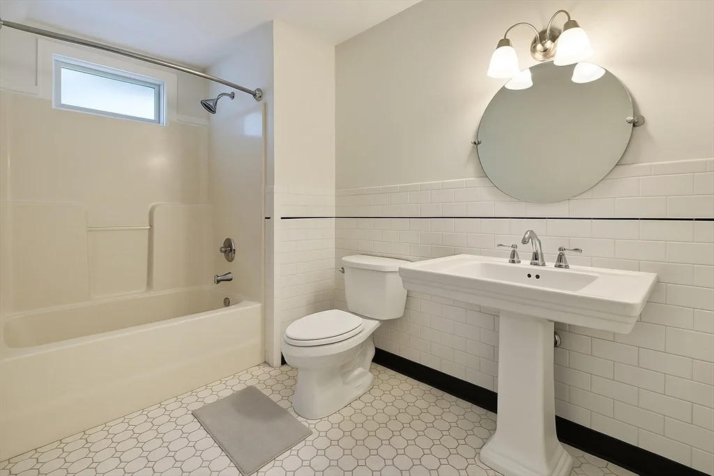 3 bed, 1 bath apartment for rent at 1603 Centre St Unit -, Newton — photo 6 of 8