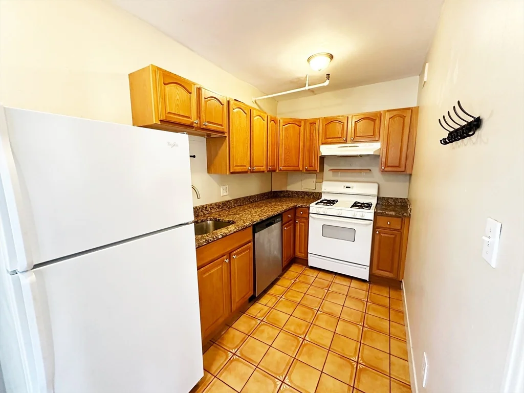 1 bed, 1 bath apartment for rent at 1607 Commonwealth Ave Unit 10, Brighton — photo 5 of 12