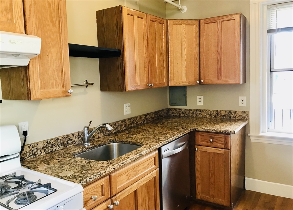Studio bed, 1 bath apartment for rent at 1607 Commonwealth Ave Unit 12, Brighton — photo 3 of 11