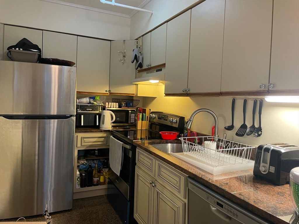 1 bed, 1 bath apartment for rent at 1607 Commonwealth Ave Unit 27, Brighton — photo 4 of 10