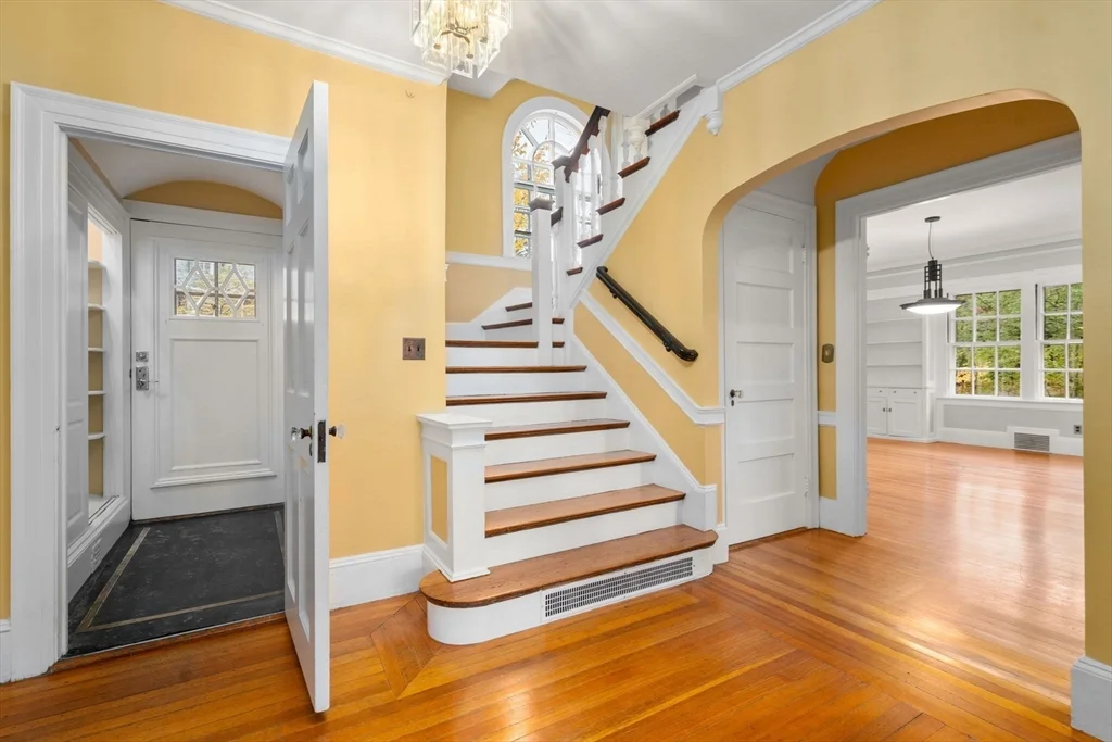 5 bed, 3 bath apartment for rent at 161 Clinton Rd, Fisher Hill — photo 5 of 13
