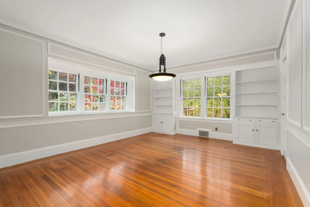 5 bed, 3 bath apartment for rent at 161 Clinton Rd, Fisher Hill — photo 4 of 13