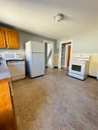 5 bed, 1 bath apartment for rent at 161 School St Unit 2, Waltham — photo 14 of 17