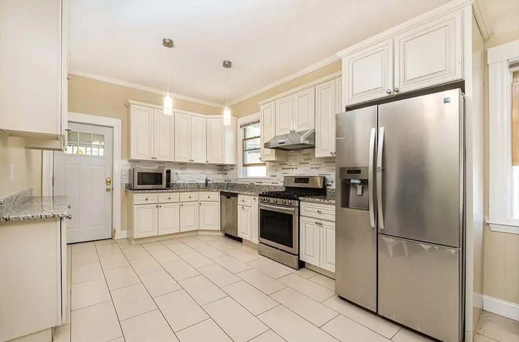3 bed, 1 bath apartment for rent at 161 Walnut St Unit 1, Newtonville — photo 2 of 33