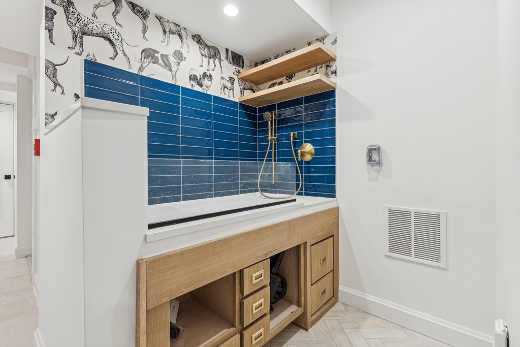 Studio bed, 1 bath apartment for rent at 1618 Beacon St Unit 3, Brookline — photo 11 of 19