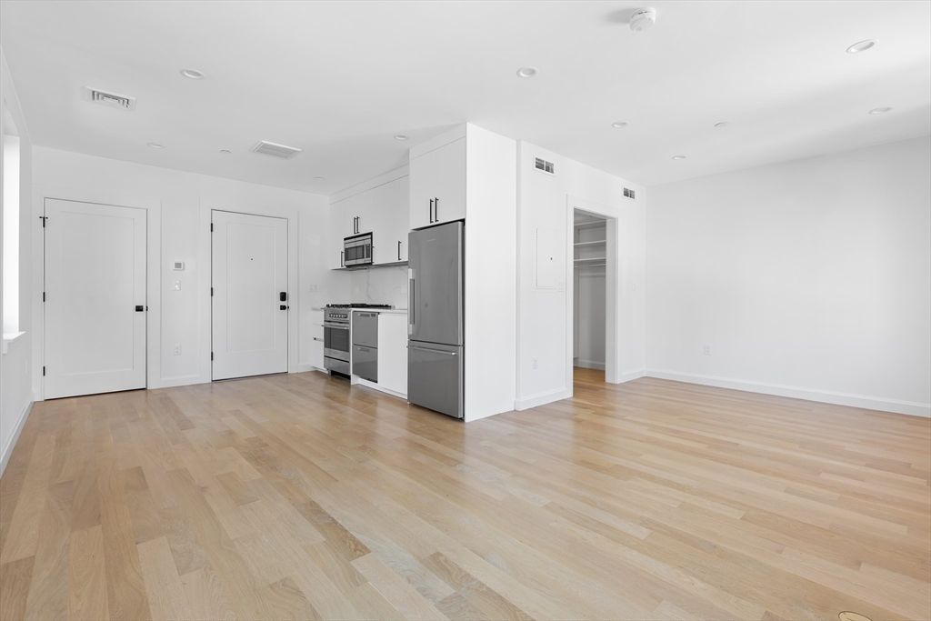 Studio bed, 1 bath apartment for rent at 1618 Beacon St Unit 3, Brookline — photo 3 of 19