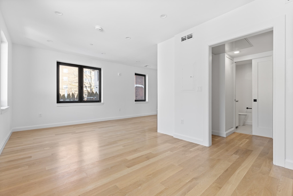 Studio bed, 1 bath apartment for rent at 1618 Beacon St Unit 3, Brookline — photo 5 of 19