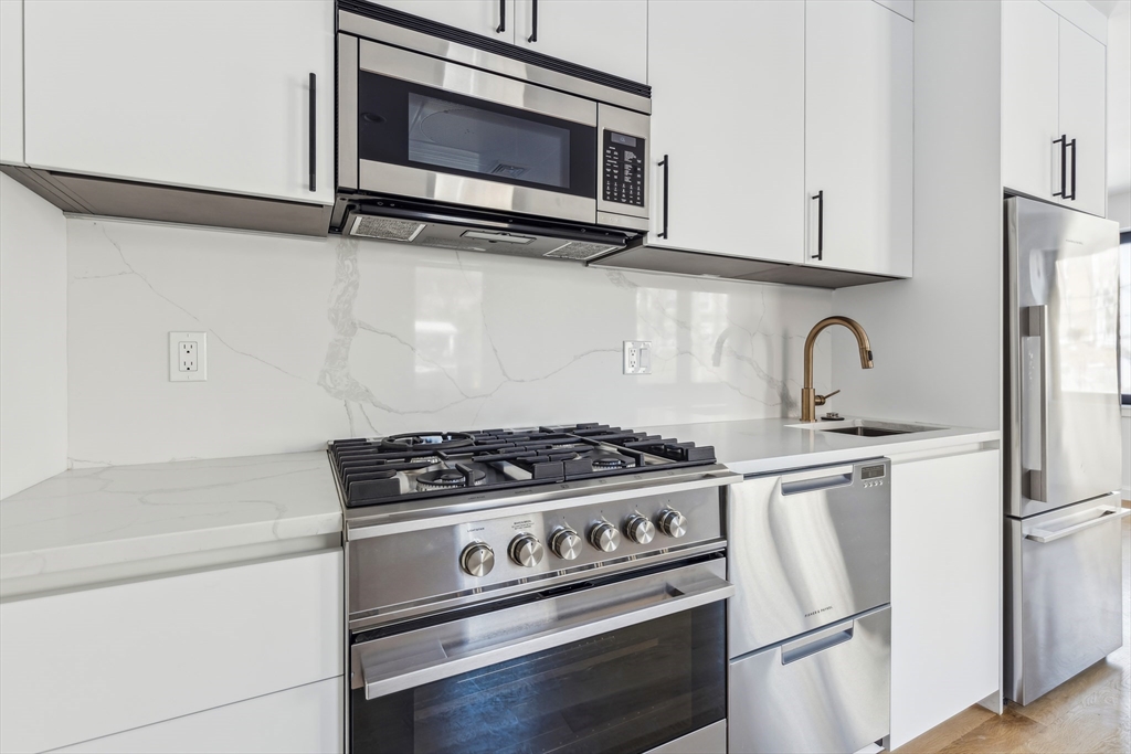 Studio bed, 1 bath apartment for rent at 1618 Beacon St Unit 3, Brookline — photo 2 of 19