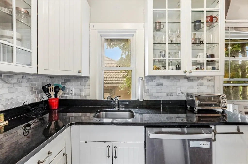 3 bed, 1 bath apartment for rent at 1619 Massachusetts Ave Unit PH37, Baldwin — photo 5 of 12