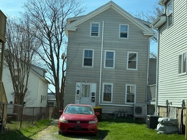 3 bed, 1 bath apartment for rent at 162 Hanover St Unit 2, Fall River — photo 1 of 9