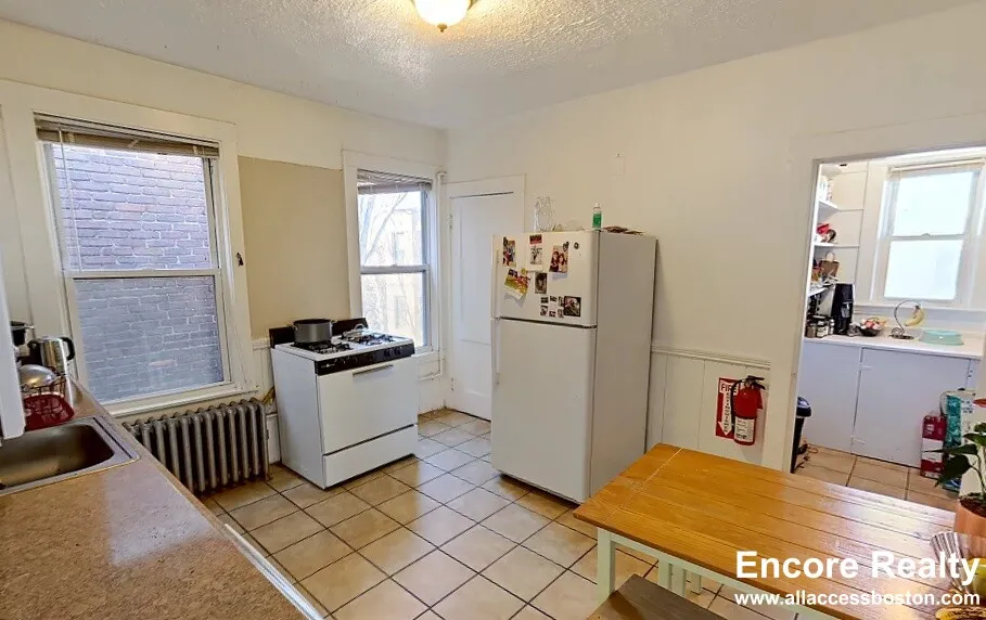 3 bed, 1 bath apartment for rent at 162 Kelton St Unit 3, Brighton — photo 2 of 7