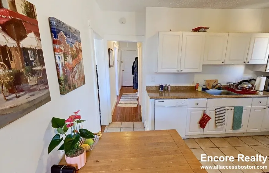 3 bed, 1 bath apartment for rent at 162 Kelton St Unit 3, Brighton — photo 1 of 7
