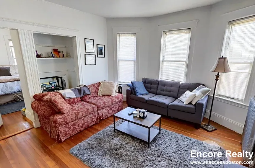 3 bed, 1 bath apartment for rent at 162 Kelton St Unit 3, Brighton — photo 3 of 7