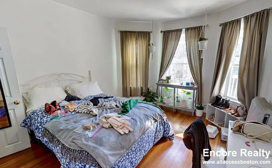 3 bed, 1 bath apartment for rent at 162 Kelton St Unit 3, Brighton — photo 5 of 7